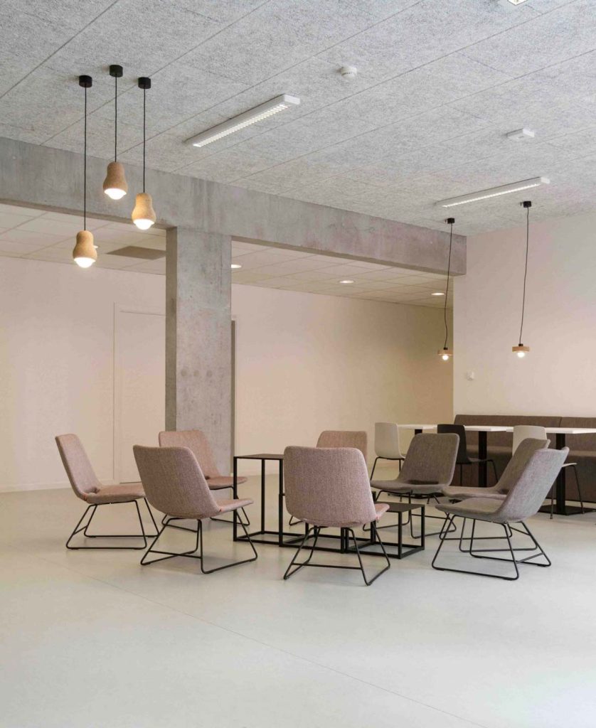 Moderní interiér kanceláře s jednoduchým a minimalistickým designem.